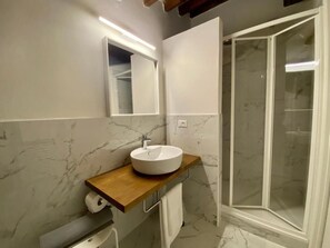 Habitación doble | Baño | Zapatillas