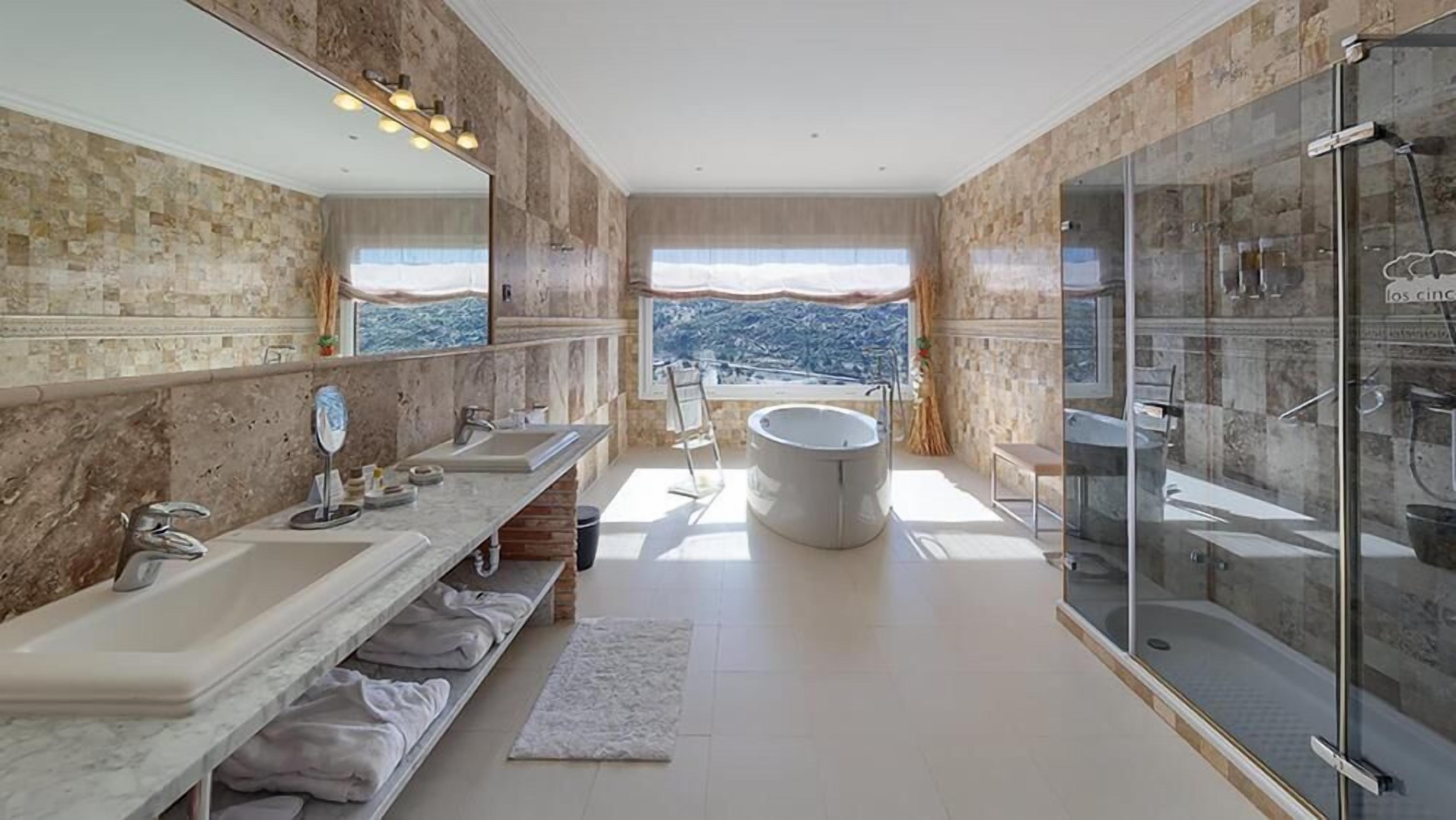 Presidentiële suite, 1 kingsize bed, terras, uitzicht op bergen | Badkamer | Een douche, een regendouche,  milieuvriendelijk toiletgerief