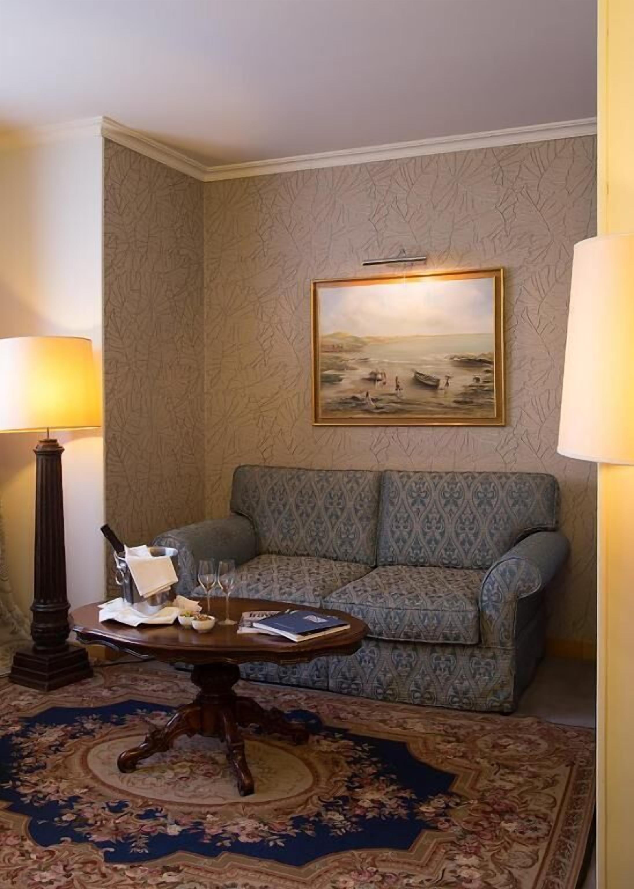 Junior suite, 1 kingsize bed, patio, uitzicht op bergen | Woonruimte