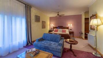 Junior-Suite, 1 King-Bett, Terrasse, Bergblick | Wohnbereich