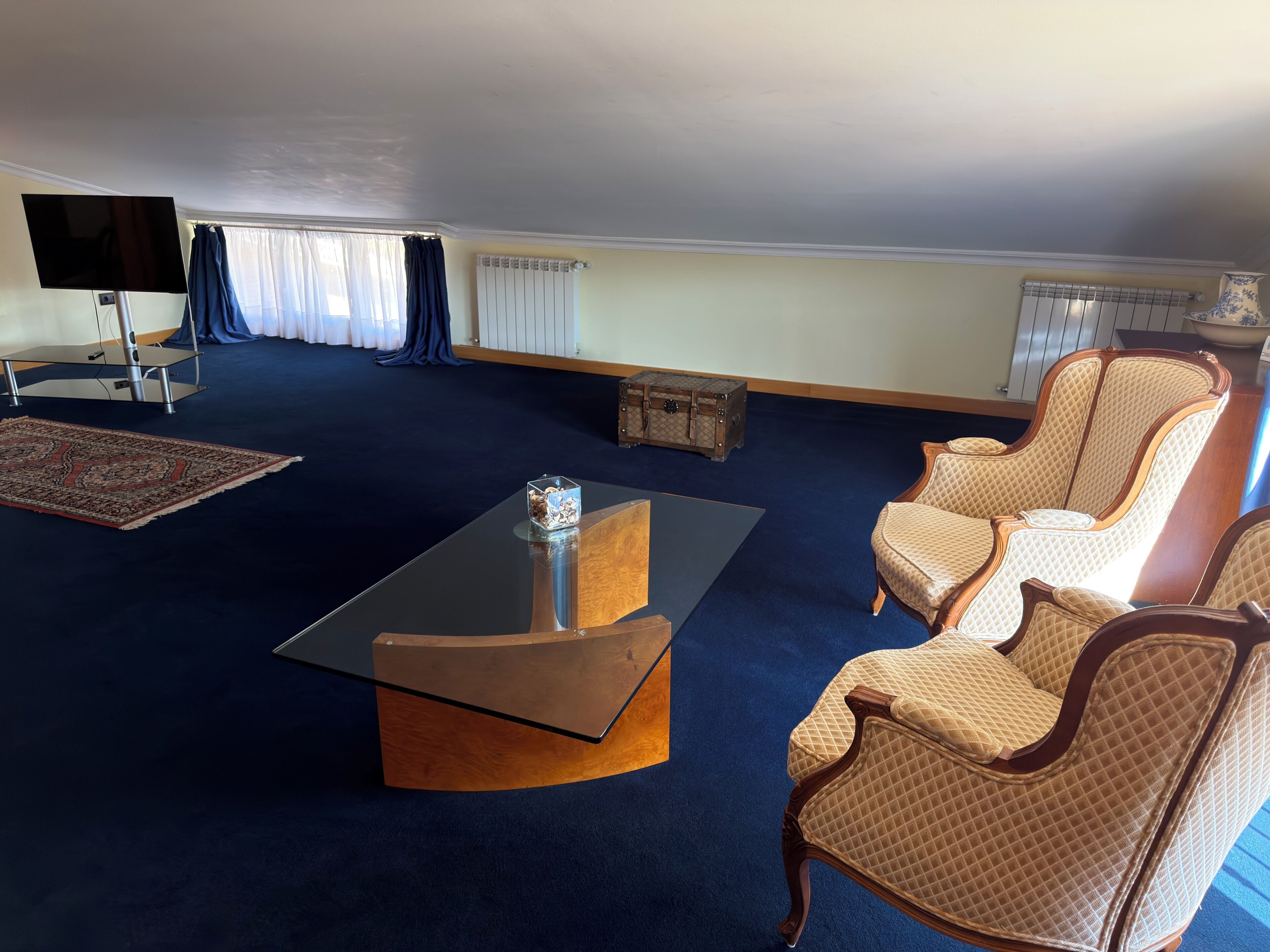 Superior Double Room, 1 King Bed, Tower | Living area