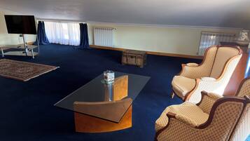 Superior Double Room, 1 King Bed, Tower | Living area