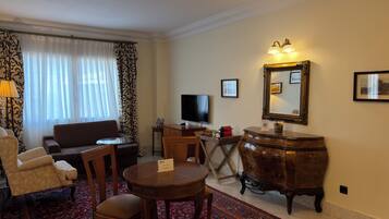 Deluxe Suite, 1 King Bed, Patio, Mountain View | Interior