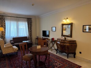 Suite Deluxe, 1 cama de matrimonio grande, patio, vistas a la montaña | Interior