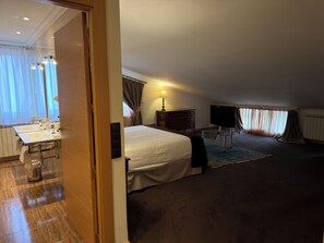 Superior Double Room, 1 King Bed, Tower - Los Cinco Enebros by Bossh Hotels (La Estación)