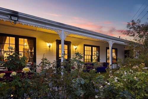 Luxury Designer Pool Retreat Near Glenelg Beach-sleeps 12