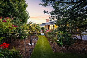 Property grounds - Luxury Glam Pool Retreat Near Glenelg Beach-sleeps 10 (Dover Gardens)