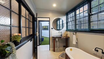 Douche, serviettes fournies, savon, papier de toilette