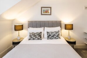 A neatly arranged bedroom with a bed, two bedside tables, and a framed picture on the wall. - Host Stay Franklin Rise (Harrogate)