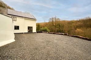 A building with a gravel driveway, a door, and a window. - Host Stay Morley Cottage (Barnstaple)