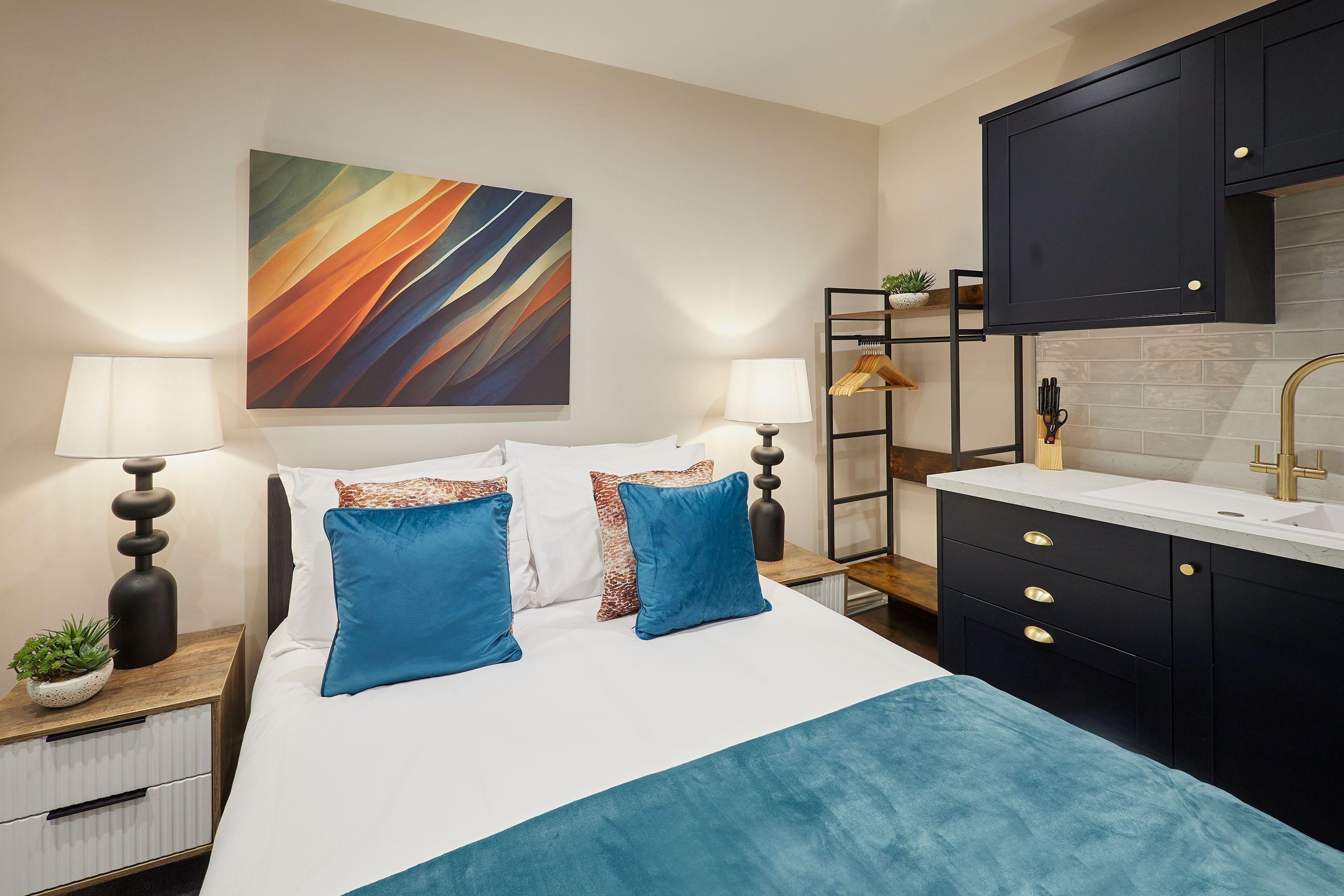 1 bedroom, desk