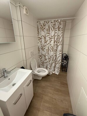 Bathroom - Amazing 3-bedroom apartment in adorable Wimmis perfect for your stay (Wimmis)