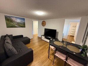 Living area - Amazing 3-bedroom apartment in adorable Wimmis perfect for your stay (Wimmis)