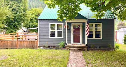 Clearwater Cottage – Cozy Historic Home Near the River