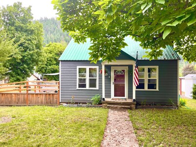 Clearwater Cottage – Cozy Historic Home Near the River