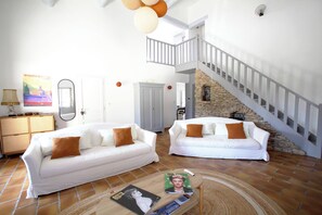 Interior - Maison typique à Gordes entre pierre, lavande et soleil. Service de conciergerie (Gordes)