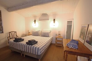 4 bedrooms, iron/ironing board, WiFi, bed sheets - Maison typique à Gordes entre pierre, lavande et soleil. Service de conciergerie (Gordes)