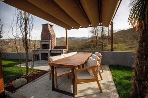 Superior-Villa, Bergblick | Speisen im Freien