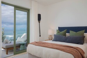 5 bedrooms, iron/ironing board, travel cot, WiFi - Bella Vista Oceanfront Haven with Endless Views (Norah Head)
