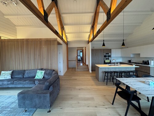 Beautiful Newly-Renovated 4BR in New Paltz 36 Acres of Privacy and a Hot Tub