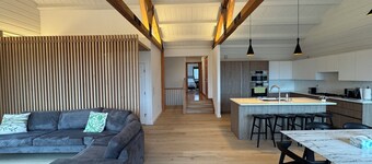 Beautiful Newly-Renovated 4BR in New Paltz 36 Acres of Privacy and a Hot Tub
