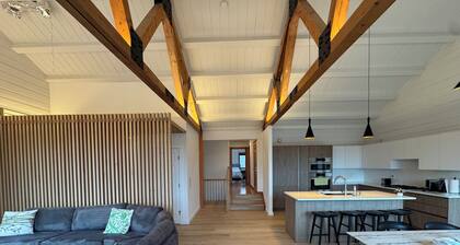 Beautiful Newly-Renovated 4BR in New Paltz 36 Acres of Privacy and a Hot Tub