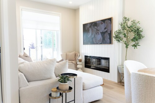 Executive Luxury Condo | Corporate Stay | Sleeps 4