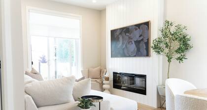 Executive Luxury Condo | Corporate Stay | Sleeps 4