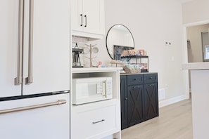 Private kitchen - Executive Luxury Condo | Corporate Stay | Sleeps 4 (Mount Forest)
