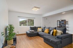 TV - Garajau Lovers Retreat | 3 Bedrooms | Sea view (Caniço)