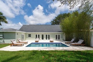 Outdoor pool - Gorgeous 3 bedroom home with huge pool and garden (Lake Worth Beach)