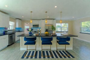 Fridge, microwave, oven, stovetop - Gorgeous 3 bedroom home with huge pool and garden (Lake Worth Beach)