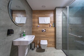 Shower, towels, soap, toilet paper - Luxury 4BR Smart Home • Pool • Gym • PS5 • Bar (Lagos)