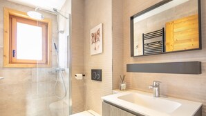 A modern bathroom with a shower, toilet, and sink. - Les 3 Marmottes - Au pied des Pistes (Huez)