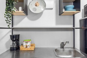 Fridge, microwave, oven, stovetop - Chic Airport Studio | Reliable Wi-Fi | Solo & Couple Friendly | PR Hub (Carolina)