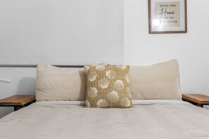 1 bedroom, desk, iron/ironing board, travel cot - Chic Airport Studio | Reliable Wi-Fi | Solo & Couple Friendly | PR Hub (Carolina)