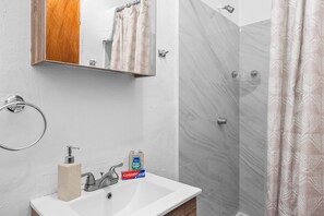 Een douche, een haardroger, handdoeken, shampoo