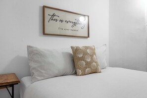 1 Schlafzimmer, Schreibtisch, Bügeleisen/Bügelbrett, Reisekinderbett
