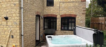 Perfect family getaway, close to Silverstone,Dog-Friendly,Games room and Hot Tub