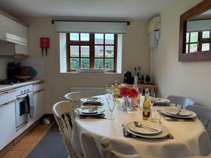 Dining - Perfect family getaway, close to Silverstone,Dog-Friendly,Games room and Hot Tub (Finmere)