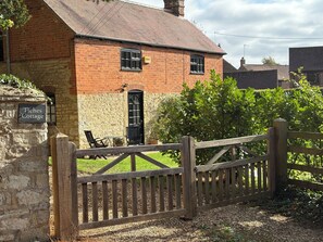 Exterior - Perfect family getaway, close to Silverstone,Dog-Friendly,Games room and Hot Tub (Finmere)