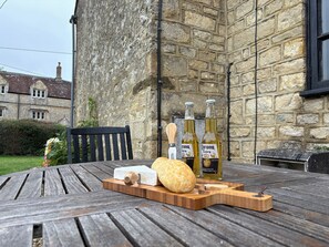 Outdoor dining - Perfect family getaway, close to Silverstone,Dog-Friendly,Games room and Hot Tub (Finmere)