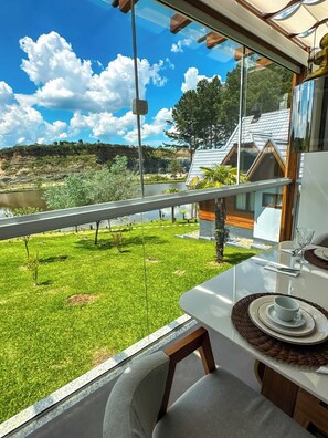 Deluxe-chalet, järvinäköala | Ruokailu