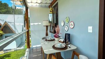 Deluxe chalet, uitzicht op meer | Buiten dineren