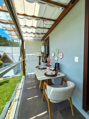 Deluxe Chalet, Lake View | Outdoor dining