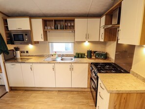 Dishwasher, cookware/dishes/utensils - 108 Fox Burrow Hang (Great Yarmouth)