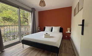 2 bedrooms, iron/ironing board, free WiFi, bed sheets