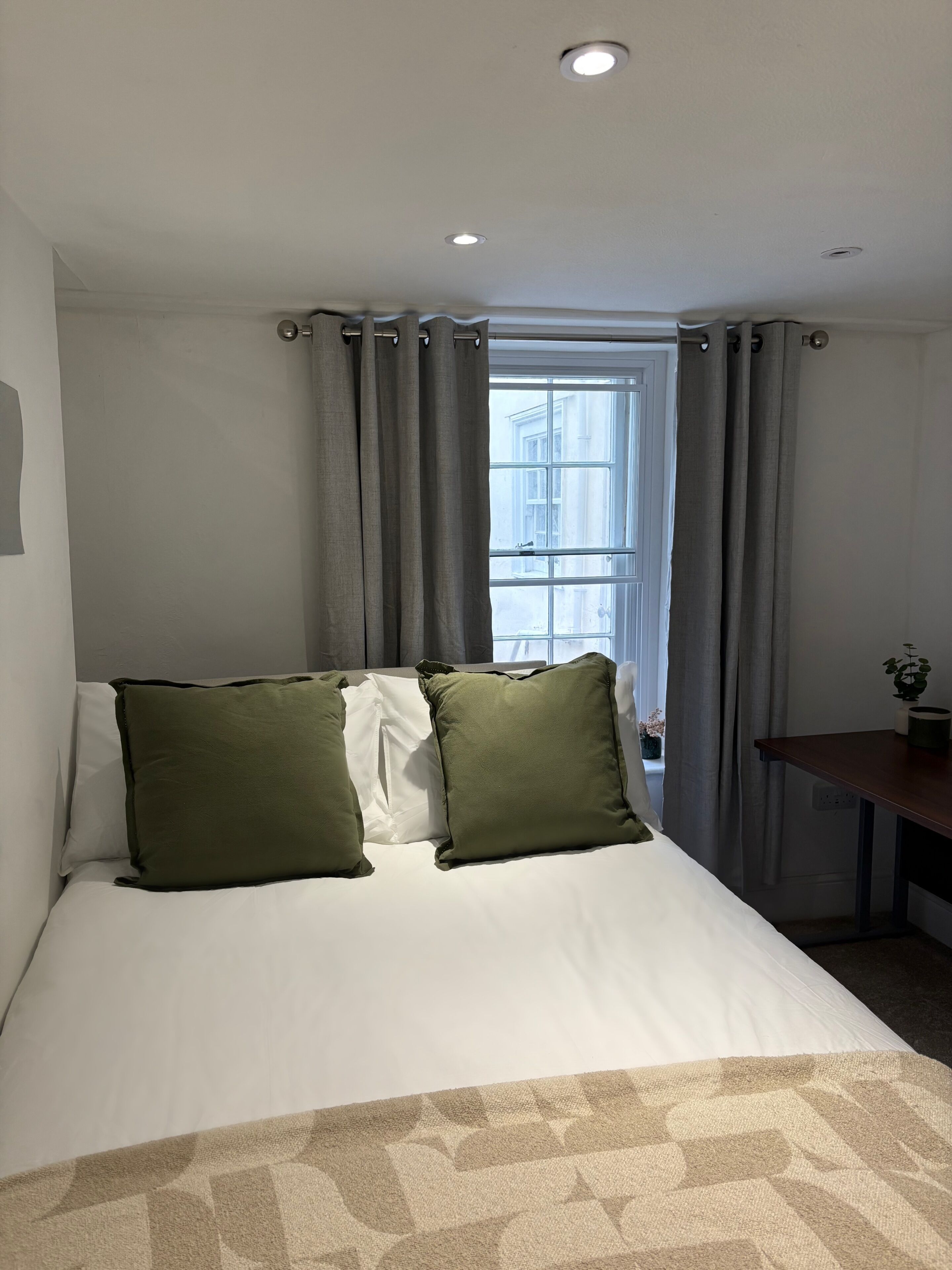 6 bedrooms, iron/ironing board, WiFi, bed sheets
