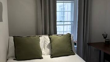 6 bedrooms, iron/ironing board, WiFi, bed sheets