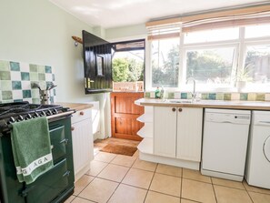 Dishwasher, cookware/dishes/utensils - Yewbarrow (Seascale)